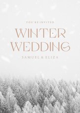 Winterwedding trouwkaart met besneeuwd bos