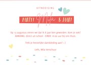 Feestelijke uitnodiging kinderfeestje met feestende hartjes 3