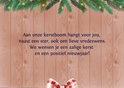 Kerstkaart dennetakken met rood witte strik 2