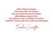 Kerstkaart met jaartal vrolijke illustraties en sterren rood 3