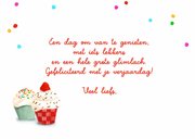 Kleurrijke verjaardagskaart met cupcakes en kaarsjes 3