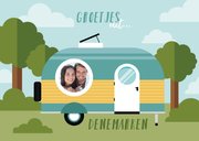 Leuke vakantiekaart met caravan, bos en foto 3