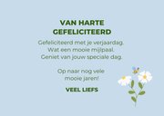 Lichtblauw verjaardagskaartje met bloemetjes en bijtjes 3