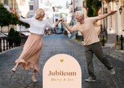 Stijlvolle jubileumkaart met foto's boogje en goudfolie 2