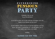 Uitnodiging pensioen feest met hout, krijtbord en foto 3