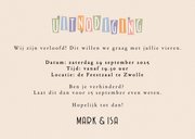 Uitnodiging retro gekleurde letters champagne 3