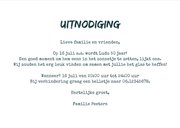 Uitnodigingskaart man wegwijzers hout krijtbord foto verf 3