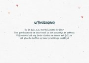 Uitnodigingskaart vrouw wegwijzers hout hartjes foto 2