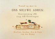 Verhuiskaart voor gezin met 4 verhuisdozen met gezichtjes 3