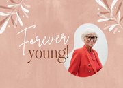 Verjaardagskaart vrouw forever young rood bladeren foto 2