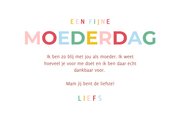 Vrolijke moederdagkaart met regenboogtypografie en fotos 3