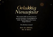 Zwarte nieuwjaarskaart met kerstballen foto en goud vuurwerk 3