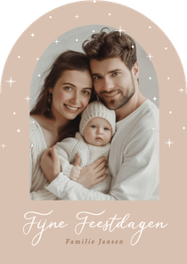 Beige kerstkaartje met foto en sterren in boogvorm
