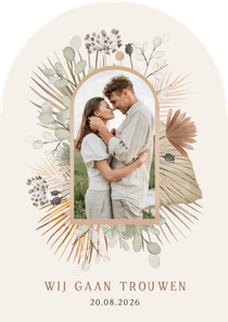 Botanische trouwkaart in boogvorm met droogbloemen en foto 