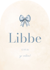 Lief geboortekaartje in boogvorm met blauwe strik