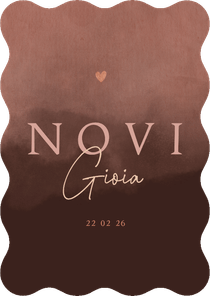 Stoer golvend geboortekaartje met roze waterverf 