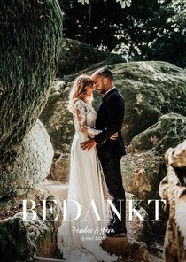 Bedankkaart trouwerij met grote foto en witte typografie