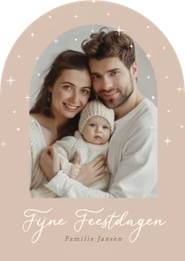 Beige kerstkaartje met foto en sterren in boogvorm