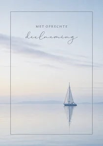 Blauwe condoleancekaart met zee en zeilboot