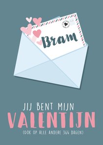 Blauwe valentijnskaart met illustratie van liefdes post