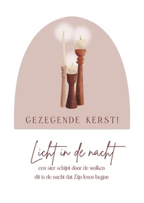 Christelijke kerstkaart met kaarsen en lied