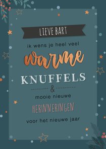 Donkerblauwe opbeurende kerstkaart met tekst: warme knuffels