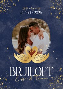 Donkerblauwe trouwkaart zwanen goud