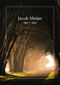 Donkere rouwkaart met bospad en licht