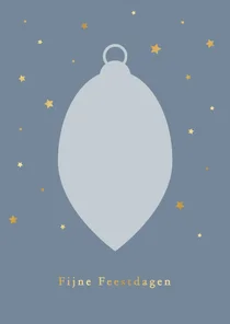 Eenvoudige kerstkaart kerstbal en gouden sterretjes