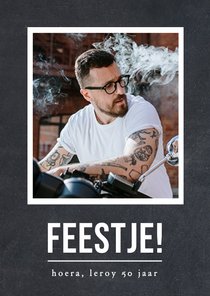 Eenvoudige uitnodiging voor een feestje van een man met foto