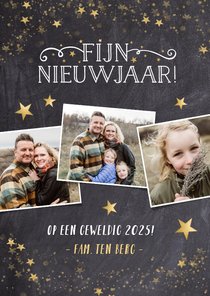 Feestelijke nieuwjaarskaart met krijtbord en gouden sterren