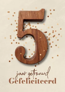Felicitatiekaart 5 jaar getrouwd houten huwelijk confetti