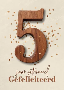 Felicitatiekaart 5 jaar getrouwd houten huwelijk confetti