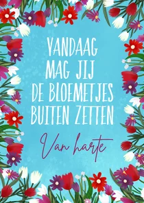 Felicitatiekaart 'Bloemetjes buiten zetten'