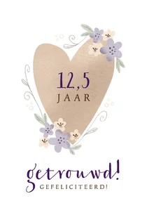 Felicitatiekaart met hart en bloemen voor huwelijksjubileum