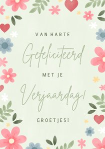 Fleurige verjaardagskaart met bloemen en hartjes