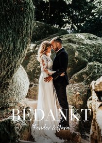Fotokaart trouwerij met grote foto en witte typografie
