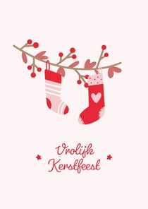 Geïllustreerde kerstkaart met kerstsokken hangend aan tak