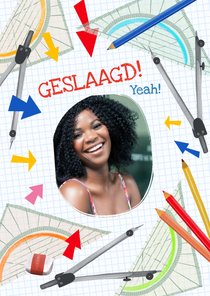 Geslaagd-kaart met foto en schoolspullen