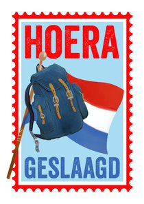 Geslaagdkaart in postzegel met een vlag en een rugzak