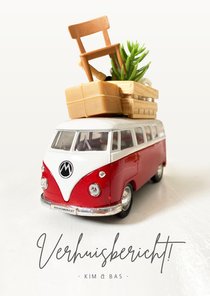 Grappig verhuisbericht met volgepakt rood Volkswagenbusje