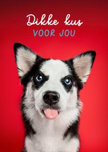 Grappige liefdeskaart hond met uitgestoken tongetje.