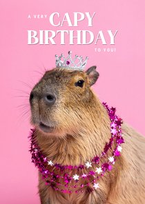 Grappige roze verjaardagskaartje met capibara met tiara