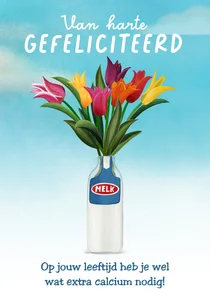 Grappige verjaardagskaart met fles melk met tulpen