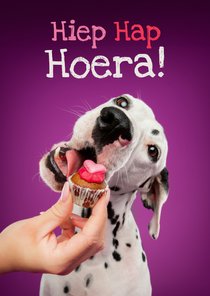 Grappige verjaardagskaart van dalmatiër met cupcake 