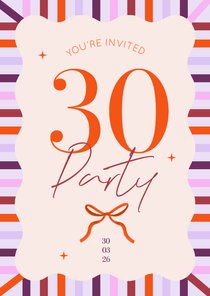 Hippe uitnodiging kleurrijke strepen lila verjaardag strik