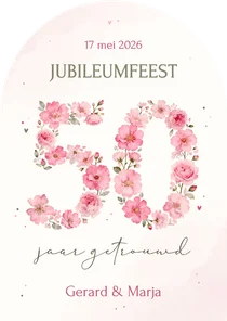 Jubileum uitnodiging 50 jaar getrouwd roze bloemen boogvorm