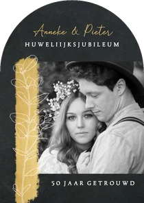 Jubileum uitnodiging in boog wit takje gouden streep en foto