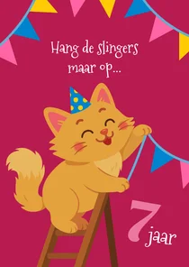 Kat hangt slingers verjaardagskaart