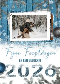 Kerstkaart 2026 fotostapel sneeuw en blauw hout
